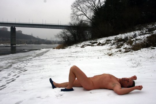 Nuogas lediniame vandenyje besimaudantis kaunietis: „Kartais reikia saugotis gulbių, kad kai ko nenukąstų“