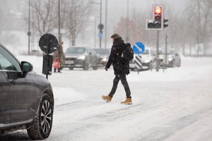 Šalčiui neslūgstant – sinoptikų žinia dėl stiprėjančių gūsių: greit vėl pažirs ir snaigės