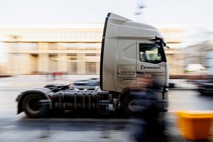 Įtampa dėl Baltarusijoje įstrigusių vilkikų skaldo ir pačią „Linavą“: dalis narių sulaukė laiško