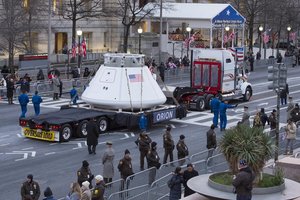 Žiniasklaida: astronautų kelionė aplink Mėnulį turėtų ir galėtų būti žymiai saugesnė