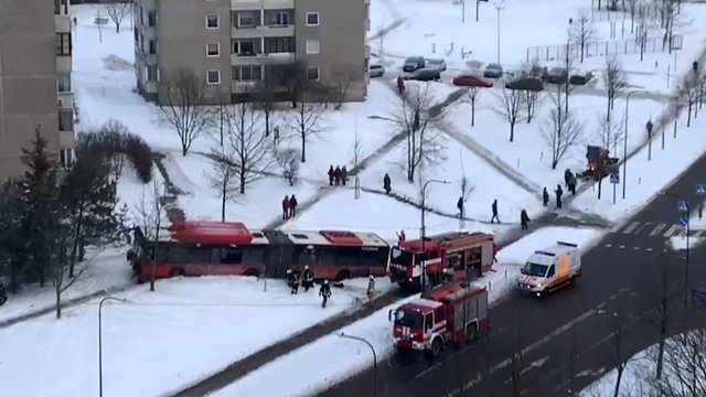 Pamatykite iš arti: Vilniuje nuo kelio nuslydo autobusas