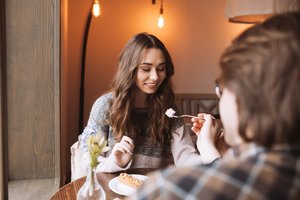 Vaikiną supykino mylimosios elgesys vakarienės metu: „Man tai nehigieniška ir nemandagu“