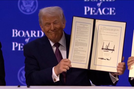 Oficialu: D. Trumpas su kitais steigėjais pasirašė Taikos tarybos chartiją