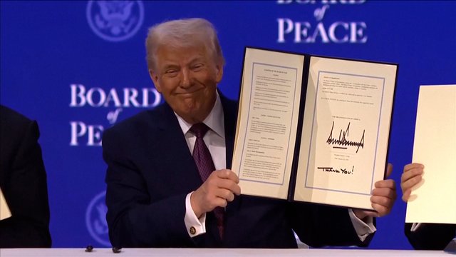 Oficialu: D. Trumpas su kitais steigėjais pasirašė Taikos tarybos chartiją