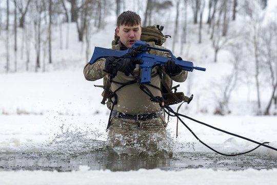 Psichofizinis rengimas Lietuvos kariuomenėje: Inžinieriai treniravosi, ką daryti įlūžus į ledinį vandenį