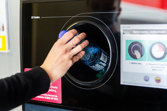 Lietuvos gyventojai antrus metus iš eilės įveikė 700 mln. pakuočių kartelę ir aktyviai aukojo užstato lėšas taromatuose