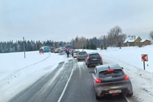 Didelė avarija Telšių r.: susidūrus sunkvežimiui ir mikroautobusui ugniagesiai vadavo žmones