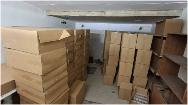 Mažeikiuose demaskuotas kontrabandos už pusę milijono eurų laikęs vyras: rado per 86 tūkst. pakelių cigarečių