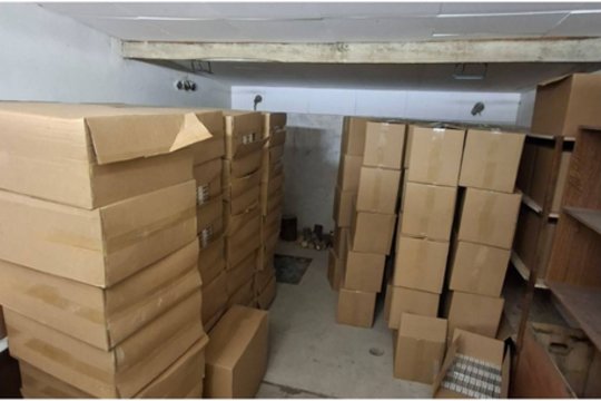 Mažeikiuose demaskuotas kontrabandos už pusę milijono eurų laikęs vyras: rado per 86 tūkst. pakelių cigarečių