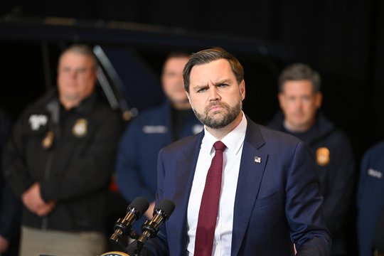 J. D. Vance'as patvirtino: JAV imigracijos tarnybos sulaikė penkiametį