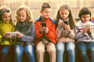 Suomija sugriežtino poziciją: jokių socialinių tinklų ar išmaniųjų telefonų vaikams iki 13 metų