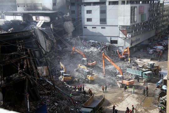 Padidėjo gaisro Pakistano prekybos centre aukų skaičius: iš artimųjų – kritika institucijoms