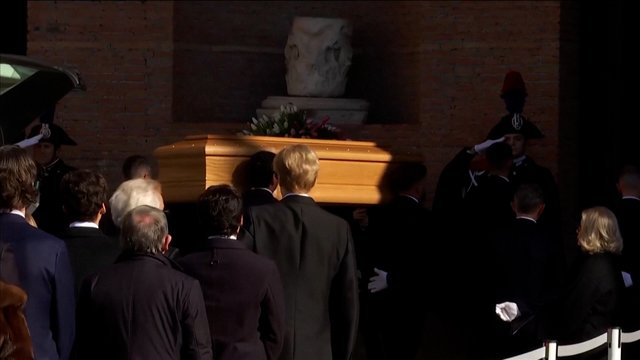 Pamatykite: šeima ir garsios žvaigždės Romoje atsisveikina su italų mados legenda Valentino