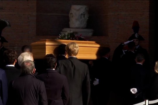 Pamatykite: šeima ir garsios žvaigždės Romoje atsisveikina su italų mados legenda Valentino