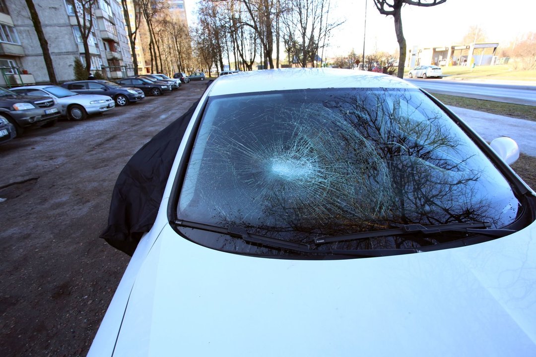 Ir nežymus stiklo pažeidimas gali pridaryti problemų: kenkia net durelių darymas