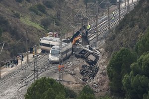 Atskleidė, kas galėjo sukelti pražūtingą traukinių avariją Ispanijoje