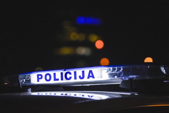 Rokiškyje į butą įsibrovę plėšikai iš jame užtikto vyro reikalavo pinigų