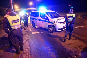 Alytuje prasidėjusios vairuotojo gaudynės baigėsi Prienų rajone – apgadinti du policijos automobiliai