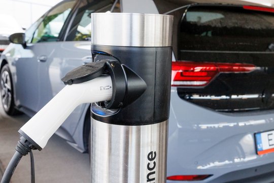 LEA: 2025 m. pabaigoje kelionė elektromobiliu buvo pigesnė nei benzinu ar dyzelinu varoma mašina