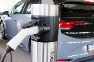 LEA: 2025 m. pabaigoje kelionė elektromobiliu buvo pigesnė nei benzinu ar dyzelinu varoma mašina