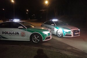 Vilniuje apvirto automobilis „Toyota Prius“ – vairuotojas ir keleivis iš įvykio vietos paspruko