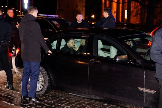 Užfiksavo iš arti: į Lietuvą atvyko V. Zelenskis ir O. Zelenska