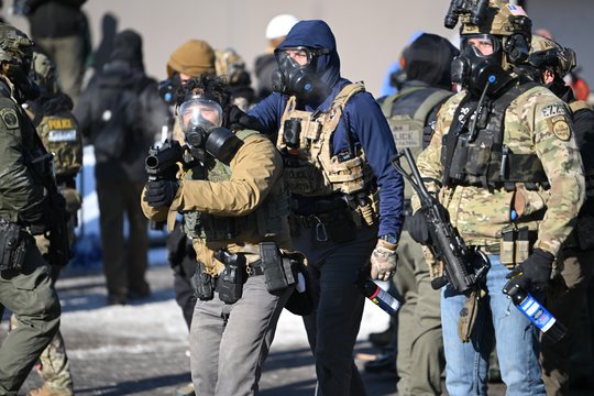 Minesotos gubernatorius praneša apie dar vienas federalinių agentų sukeltas šaudynes