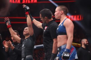 R. Namajunas į UFC narvą grįžo su skaudžiu pralaimėjimu – teisėjų sprendimai sukėlė abejonių