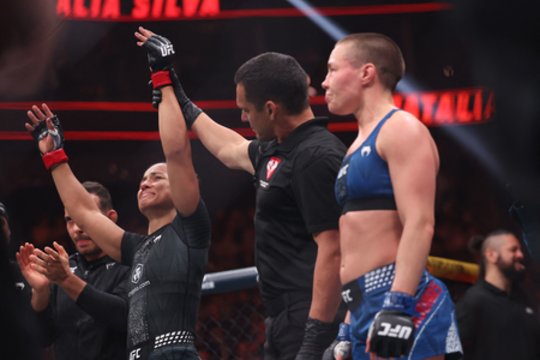 R. Namajunas į UFC narvą grįžo su skaudžiu pralaimėjimu – teisėjų sprendimai sukėlė abejonių