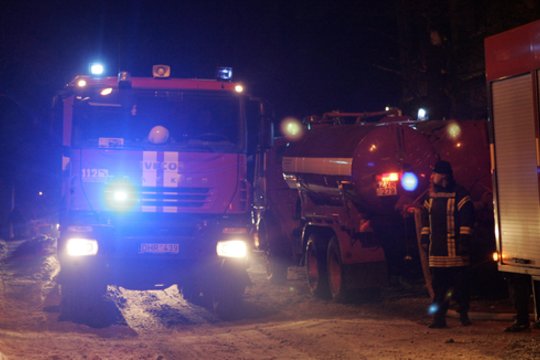 Marijampolėje naktį degė daugiabučio namo balkonas – teko evakuoti du žmones ir naujagimį