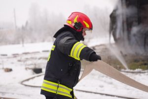 Vilniaus rajone atvira liepsna degė namo stogas – į įvykio vietą išsiųstos gausios ugniagesių pajėgos