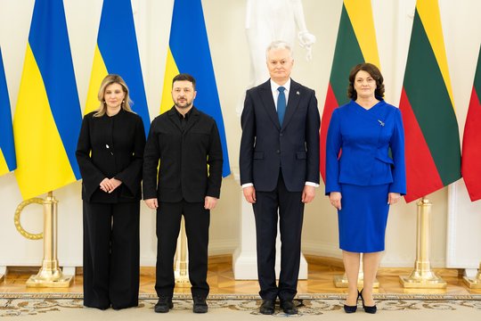V. Zelenskis su žmona O. Zelenska atvyko į Lietuvos Prezidentūrą: pasirašė svečių knygoje