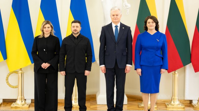 V. Zelenskis su žmona O. Zelenska atvyko į Lietuvos Prezidentūrą: pasirašė svečių knygoje