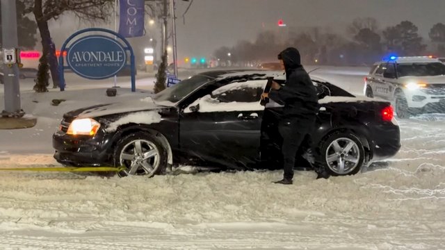 JAV užklupo žiemos audra: į pagalbą skubėjo gelbėjimo tarnybos ir savanoriai