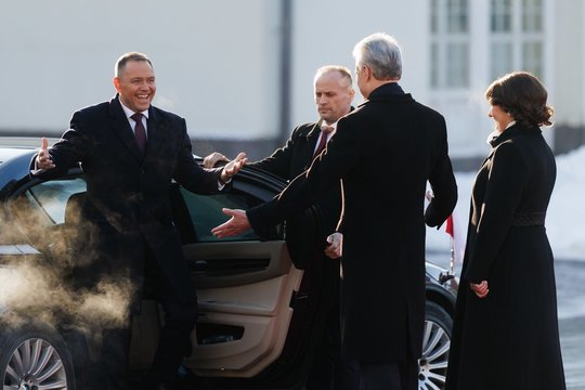 Šiltas Lenkijos prezidento K. Nawrockio su žmona M. Nawrocka pasitikimas Prezidentūroje