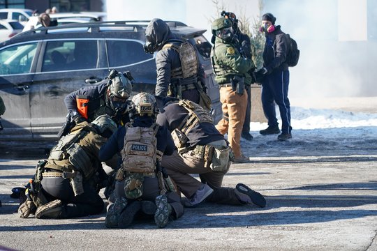 ICE pareigūnų nušauto amerikiečio tėvai kaltina JAV vyriausybę „bjauriu melu“