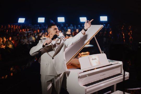 „Didžiojo chorų mūšio“ premjeroje – netikėtumas iš legendinės grupės lyderio: tai pirmas kartas per 37 metus