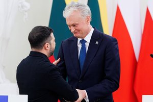 Spaudos konferencijoje – netikėtas G. Nausėdos gestas V. Zelenskiui: „Geriausia švęsti tarp draugų“