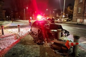 Vilniuje prie Vokietijos ambasados „Audi“ rėžėsi į stulpą: vairuotojas – girtas