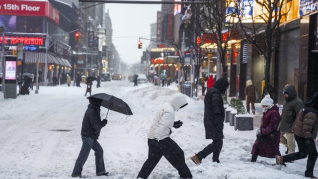 Smarki žiemos audra paralyžiavo JAV: įspėja dėl gyvybei pavojingų iki 45 laipsnių šalčių