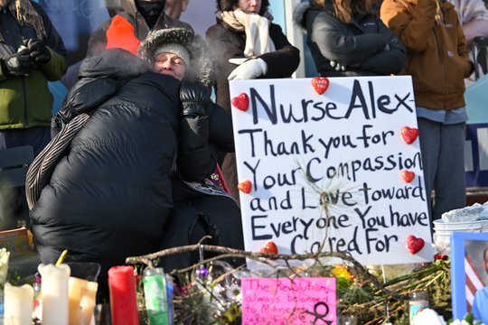 Minesotos gubernatorius imigracijos tarnybų reidus palygino su nacių okupacija