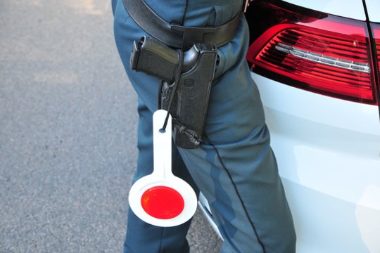 Prienų rajone automobilyje rastas oro balionas su 20 mobiliųjų telefonų