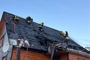 Ugniagesiams darbų nemažėja: savaitgalį gesino per šimtą gaisrų ir atliko 86 gelbėjimo darbus