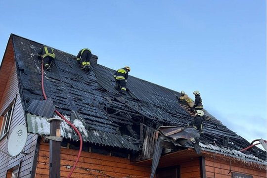 Ugniagesiams darbų nemažėja: savaitgalį gesino per šimtą gaisrų ir atliko 86 gelbėjimo darbus