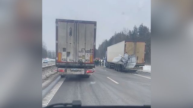 Kelyje Kaunas–Vilnius susidūrė autobusas ir sunkvežimis: vaizdai iš nelaimės vietos