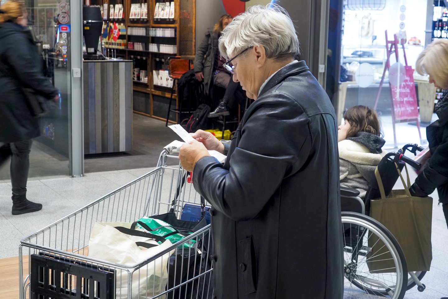 Palikti pilni pirkinių krepšiai, sugadinti maisto produktai ir visiškas abejingumas – taip kasdienybę didžiuosiuose prekybos centruose apibūdina vienas „Maximos“ pirkėjas.<br>V.Ščiavinsko nuotr.