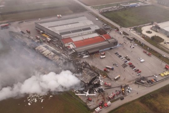 Graikijoje nugriaudėjus sprogimui užsiliepsnojo fabrikas: žuvo mažiausiai 4 žmonės