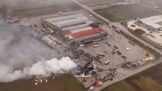 Graikijoje nugriaudėjus sprogimui užsiliepsnojo fabrikas: žuvo mažiausiai 4 žmonės