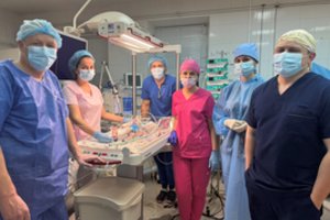 Ukrainoje stažavęsis Lietuvos chirurgas skraidant šachedams sėkmingai operavo kūdikį