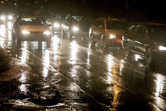 Sinoptikai įspėja būti atsargiais: jau fiksuojama lijundra, artimiausiomis valandomis apšalo sluoksnis augs